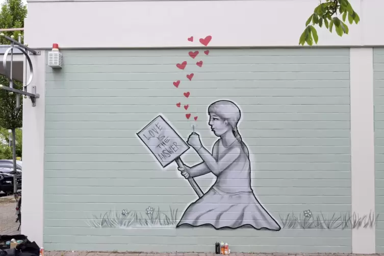 &bdquo;Liebe ist die Antwort&ldquo; steht auf Englisch auf dem Schild in der Hand des M&auml;dchens. 