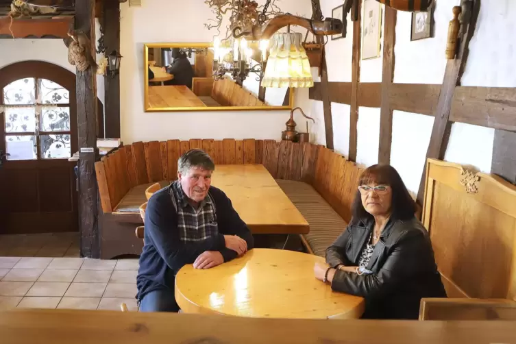 Im verlassenen Gastraum der Weinstube „Zum Fuchsbau“: Sabrina Dietz und Hans Bader.