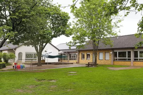 Der Kindergartens „Arche Noah“ in Contwig (links) und das evangelische Gemeindehaus