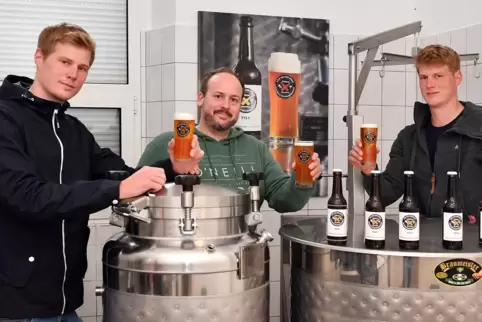 Patrick Räch, Marc Steffen und Stephan Räch an ihrem neuen Braukessel. 