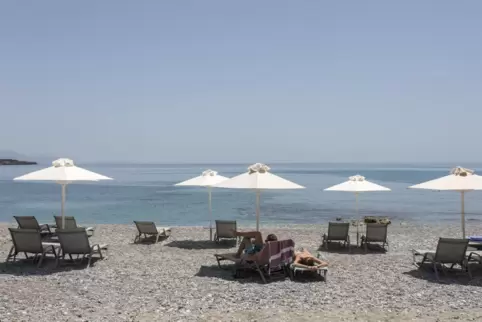 Sehnsuchtsort Griechenland: Touristen genießen den Ritsa-Strand in Kardamyli, einer Stadt am Meer 35 Kilometer südöstlich von Ka