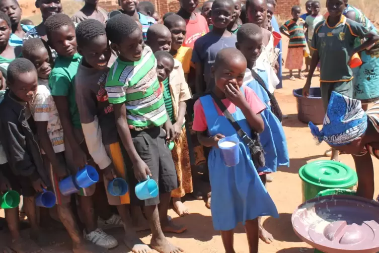 Voller Magen,gute Noten: Fast jedes dritte Schulkind in Malawi erhält ein Essen von Mary’s Meals. Die Leistungen im Unterricht h