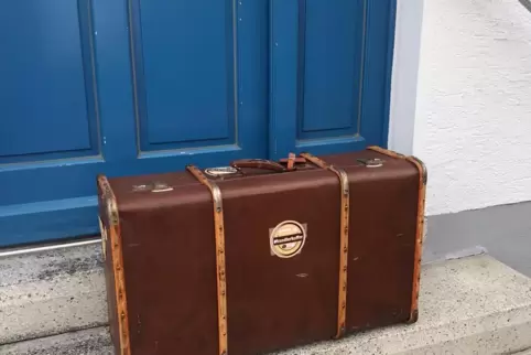 Dieser und andere Koffer werden Kandelern vor die Tür gestellt. 