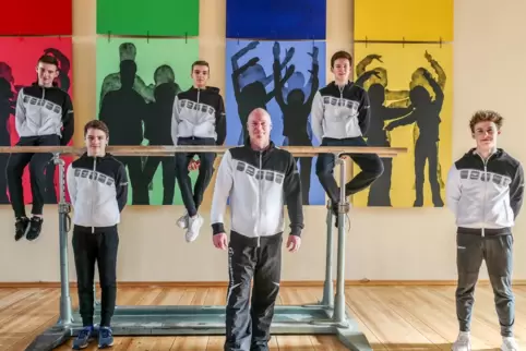 Die Nachwuchs-Bundesligaturner des TB Oppau und ihr Chef: Niklas Conrad, Elias Altvater, Bastian Conrad, Trainer Bernd Stoffel, 