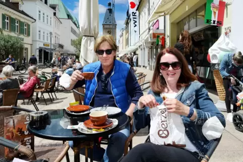 Die Außengastronomie ist zurück auf der Maximilianstraße: Ute und Tom Unruh genießen den ersten Kaffee und eine Speyerer Brezel.