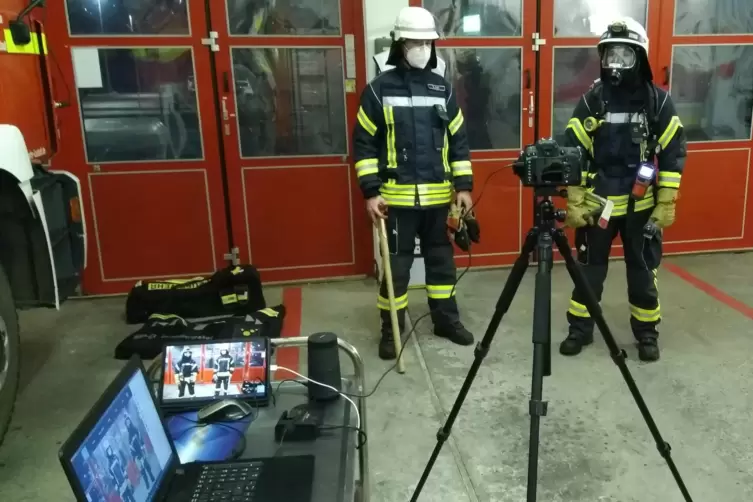 In Feuerwehr-Schutzausrüstung live vor der Kamera. 