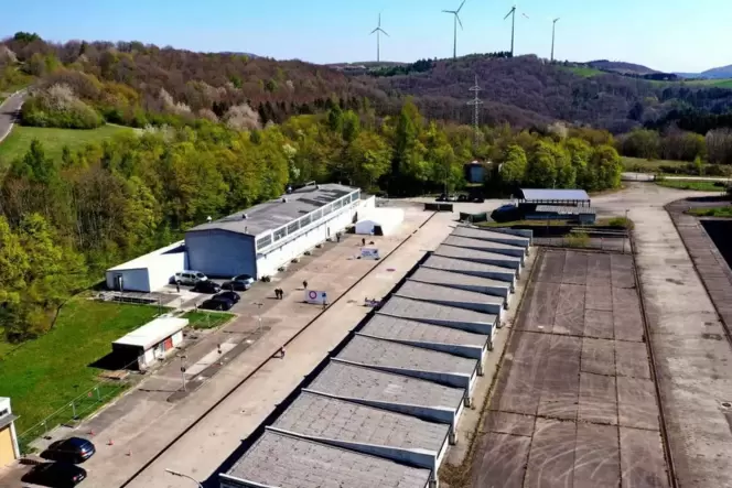 Hier könnte irgendwann ein Gewerbegebiet entstehen, wenn die Halle 20 (links oben) nicht mehr für das Impfzentrum benötigt wird. Hier könnte irgendwann ein Gewerbegebiet entstehen, wenn die Halle 20 (links oben) nicht mehr für das Impfzentrum benötigt wird.
