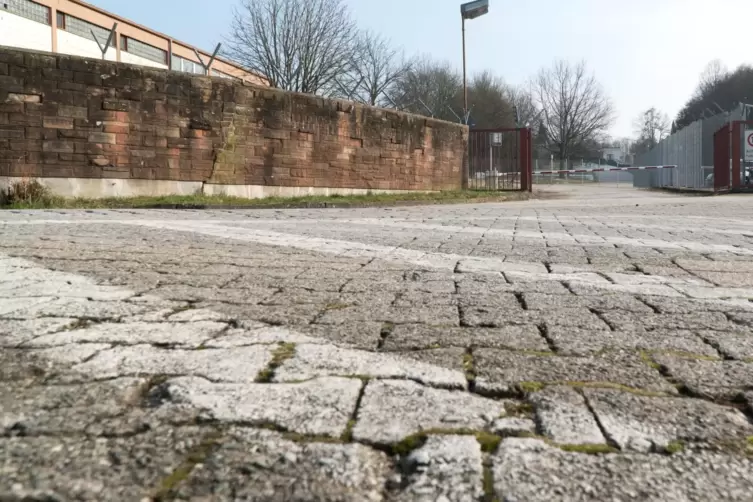 Die Br&uuml;cke in der Haischbach ist f&uuml;r teuer Geld schon Lkw-tauglich gemacht worden. Die Stra&szlig;e aufs Kasernengel&auml;nde br&auml;uchte hier