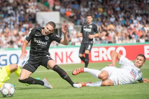 Einer der größten Tage: Florian Krebs (weiß) schaltet mit Ulm in der ersten Runde des DFB-Pokal 2018 Titelverteidiger Eintracht 
