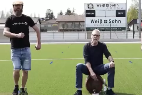 Stefan Bischoff, Karl-Friedrich Wingert und Uli Ditz singen den Wellerman-Song auf dem Rasen des TSV.