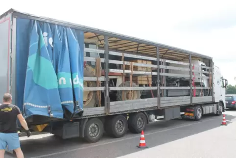 Schwertransport mit unzureichender Sicherung. 