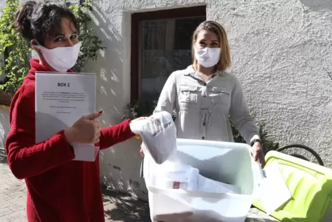  Kyra (links) und Anja Hohndorf arbeiten momentan für Kundinnen, die selbst nicht kommen dürfen. 