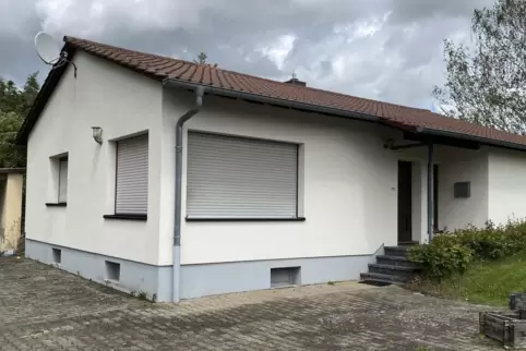 Das Hausmeisterhaus auf dem Gelände der Zellertalschule in Harxheim.