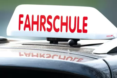 Spezielle Situation: In den Fahrschulautos ist kein großer Abstand einzuhalten. Die Insassen tragen deshalb Maske und halten wei