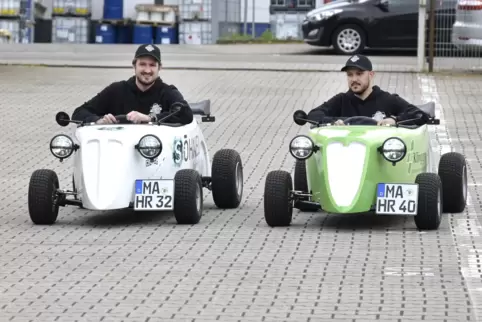 „Achterbahnfahren mit Lenkrad“: Patrick Pfalzgraf (rechts) und Salvatore Incardona bieten Touren mit ihren Hot Rods an.
