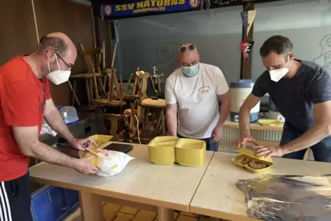 Gemeinsam wird Essen zubereitet und verpackt. Rund 600 Portionen sind bestellt worden.