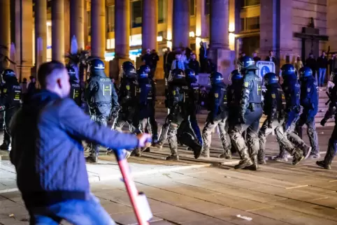 Einsatzkräfte auf dem Stuttgarter Schlossplatz: In der Nacht zum Sonntag gab es Auseinandersetzungen zwischen Polizei und Jugend