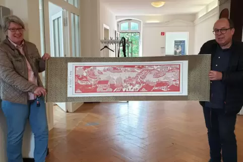 Chinesisches Wandbild: Barbara Mattes und Matthias Nowack präsentieren das Geschenk aus Ningde.