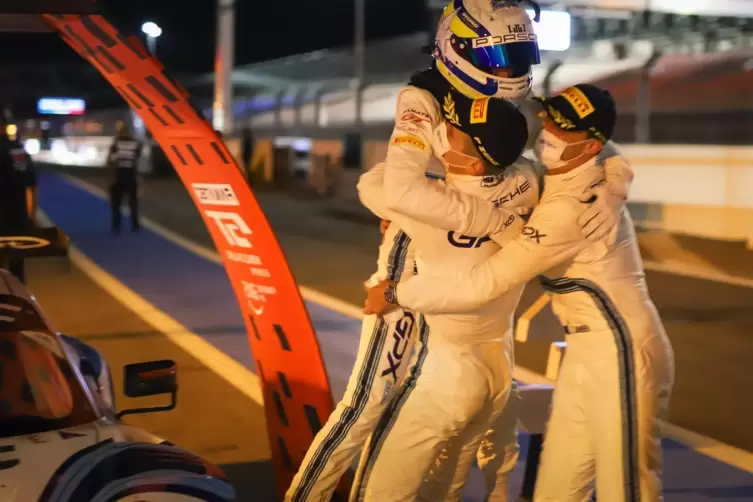 Die Porsche-Fahrer Matt Campbell (mit Helm), Mathieu Jaminet (links) und Earl Bamber gewannen das echte Rennen.
