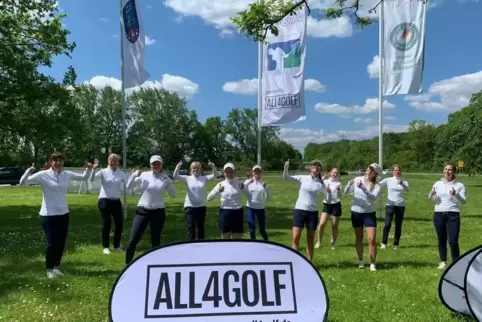 Mit Corona-Abstand präsentiert sich das Damenteam des Ersten Golfclubs Westpfalz vor seinem ersten Spiel in der Zweiten Bundesli