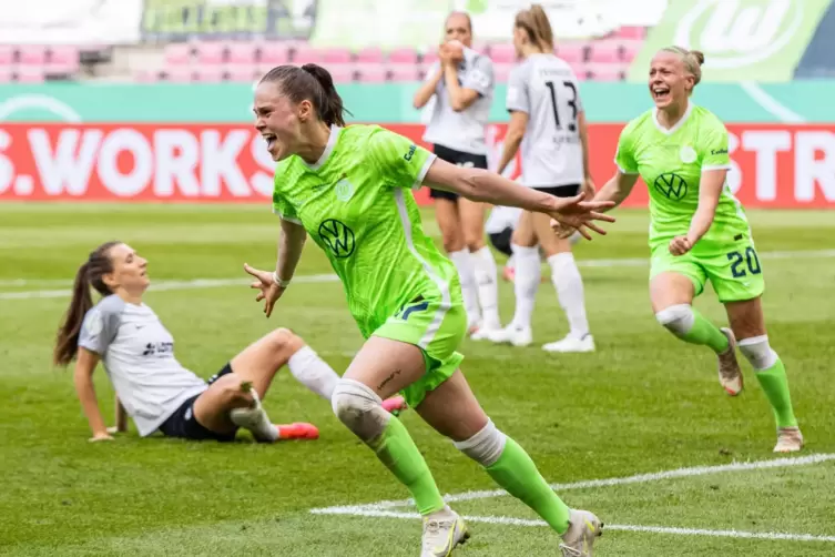 Torschützin Ewa Pajor (vorn) und Pia-Sophie Wolter bejubeln den Wolfsburger Siegtreffer, im Hintergrund betrübte Frankfurterinne