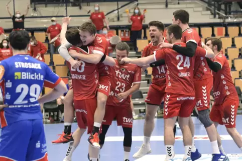 Freude über einen ganz wichtigen Sieg: Das Team der Eulen Ludwigshafen nach dem 27:22-Erfolg gegen HBW Balingen-Weilstetten.