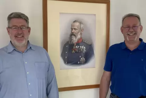 Mit dem Bildnis von Prinz Luitpold: Ortsbürgermeister Harald Löffler (links) und Andreas Heck vom Kultur- und Heimatverein. 