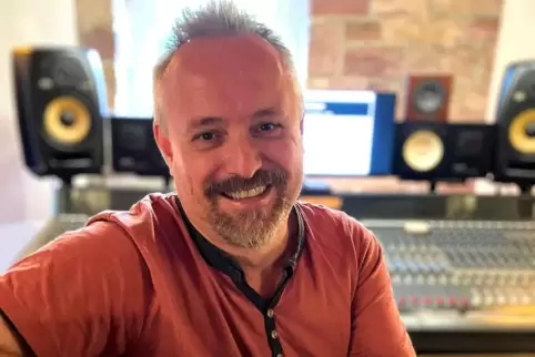 BASF-Manager und Musikwissenschaftler Tom Kessel im Schallraum-Studio. Hier werden Nachwuchs-Bands in der Corona-Krise gratis pr