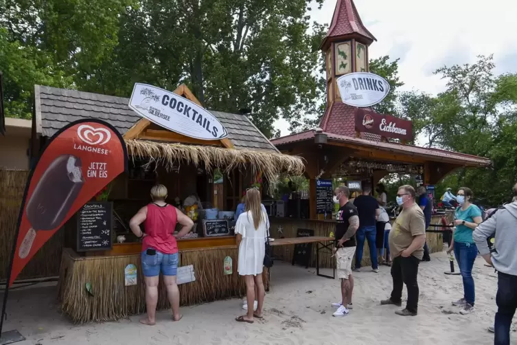 Anstehen f&uuml;r Cocktails: Dass Caipi und Co. so einen Anklang finden, h&auml;tte P&auml;chter Jeffrey Bauer nicht gedacht.