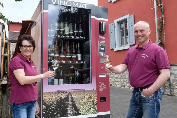 Den ersten Weinautomat im Zellertal präsentieren Helke und Olaf Bescher vor ihrem Weingut in Einselthum.