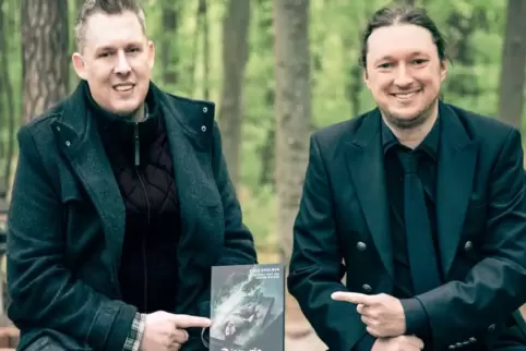 Präsentieren stolz das gemeinsame „Machwerk“: Jürgen Walzer, Daniel Ott.