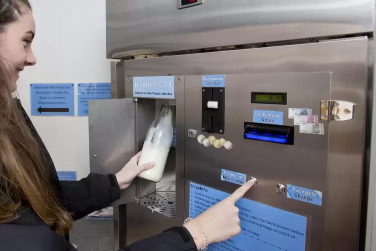 Auf dem Bauernhof der Familie Guhl in Gerhardsbrunn gibt es ganz frische Milch am Automaten.
