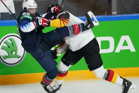 Heftige Gegenwehr: Der Mannheimer Matthias Plachta (rechts) gegen Conor Garland. 