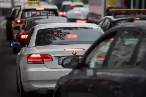 Zu hohe Stickstoffdioxid-Werte vor allem durch Diesel-Abgase haben in deutschen Städten vielfach für Probleme gesorgt. 