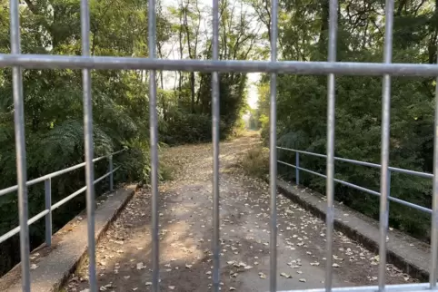 Mit Zäunen und Toren sichert das Kieswerk am Silbersee sein Gelände. 