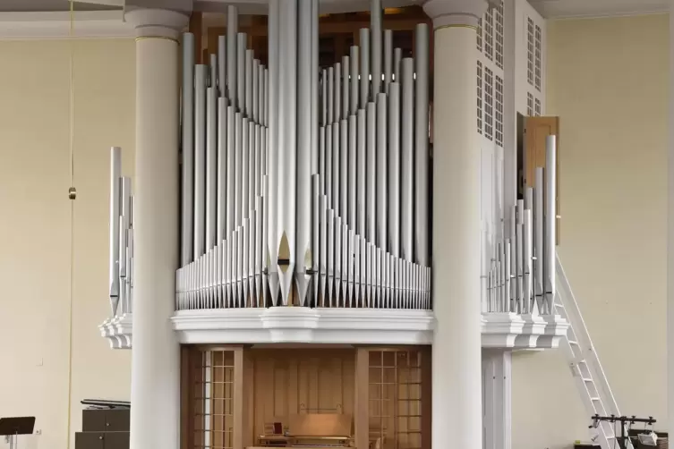Die Link-Orgel verfügt über einen eindrucksvollen Prospekt. Der dreimanualige Spieltisch befindet sich unmittelbar darunter. 