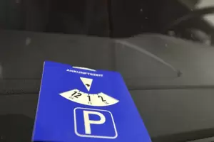 Auf einigen Supermarkt-Stellflächen müssen Kunden eine Parkscheibe im Auto auslegen. Auf einigen Supermarkt-Stellflächen müssen Kunden eine Parkscheibe im Auto auslegen.