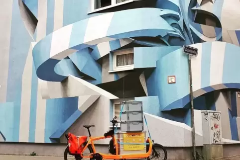  Roland Epples Lastenrad vor dem schrägen Haus.