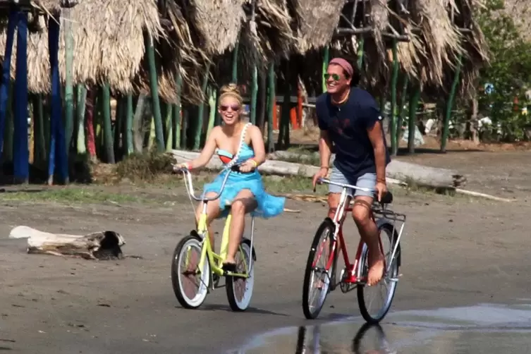 Radtour am kolumbianischen Strand: Shakira und ihr Kollege Carlos Vives bei Dreharbeiten zum Musikvideo für ihr Lied „La Bicicle