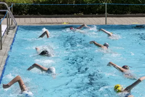 Endlich wieder Schwimmtraining. Die Aqua-Kids ziehen im Rodenbacher Freibad ihre ersten Bahnen.