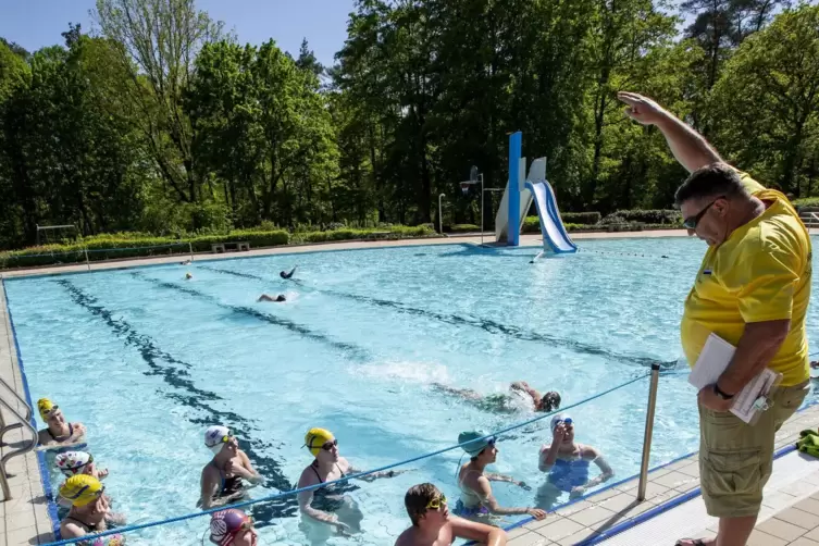 Der Trainer und seine Sch&uuml;ler: Gerd Backhaus gibt den Aqua-Kids Anweisungen und Tipps.