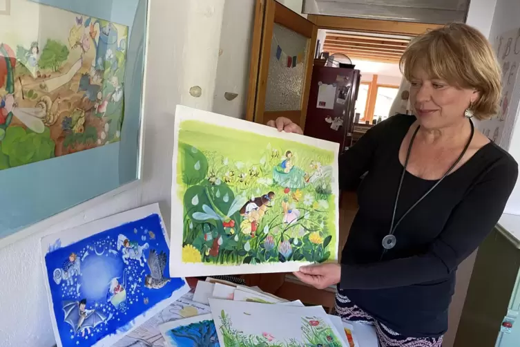 Zora Davidovic und einige ihrer Illustrationen. Die Künstlerin lebt seit 2009 in Schiersfeld. Nach Jahren im Rhein-Main-Gebiet h
