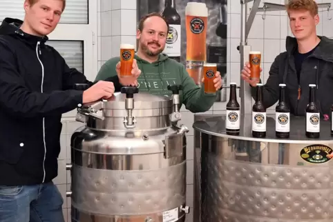 „Klein, aber fein“ ist das Motto der Bierbrauer (von links) Patrick Räch, Marc Steffen und Stephan Räch, hier an ihrem neuen Bra
