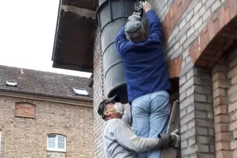 Bauen einen Schacht für Schutt ein: die freiwilligen Helfer. 