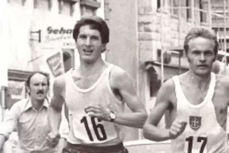 Die Pfalzmeisterschaft1977: Rolf Hilsendegen (links) und Jürgen Eichberger, beide TV Offenbach, sind gemeinsam unterwegs in der 