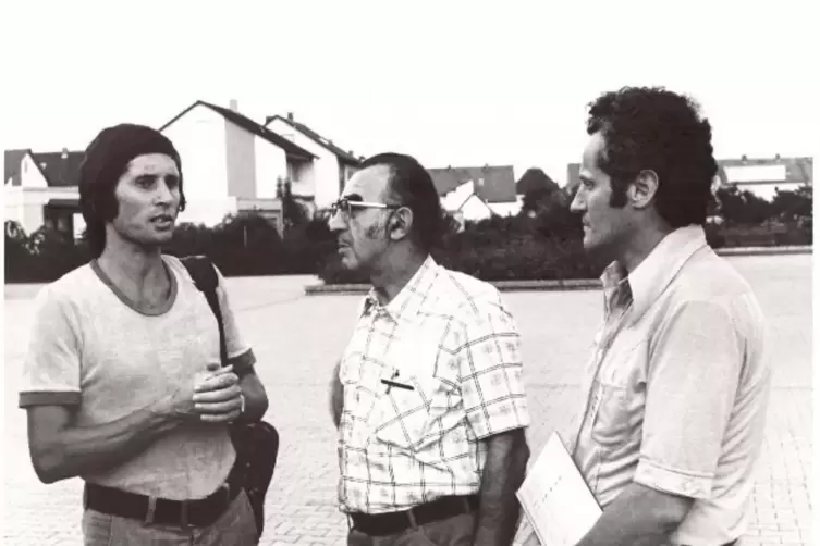1975: Der dreifache Olympiateilnehmer Lutz Philipp (von links) im Gespr&auml;ch mit Julius Seibel und Hermann Rieder.