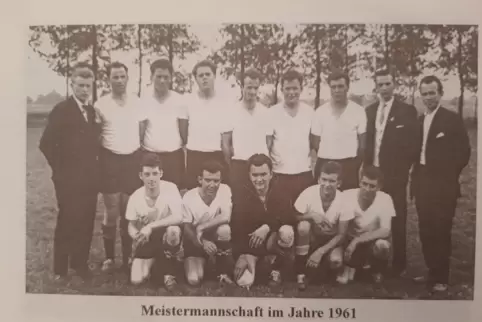 Die Schwanheimer Meistermannschaft vor 60 Jahren (von links): hinten Adalbert Steigner, Hugo Christmann, Urban Schwarzmüller, Fr