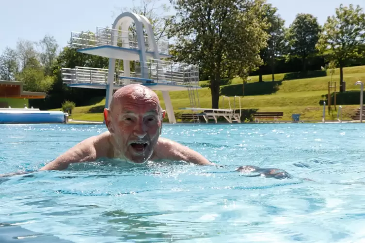Noch vor der offiziellen Öffnung des Bades hatte der 92-jährige Georg Mayer als ältester Dauerschwimmer schon am Dienstag die Eh