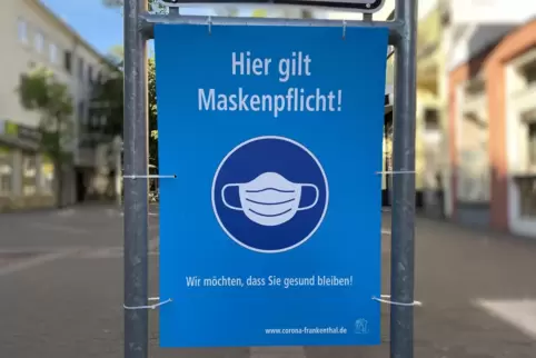 Die großen blauen Schilder haben vorerst ausgedient: Die Stadt nimmt die Maskenpflicht in der City zurück. 