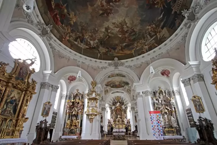 Sehenswert: Pfarrkirche St. Nikolaus, erbaut 1717 bis 1727. Die Altäre entstammen dem 18., die Deckenfresken dem späten 19. Jahr